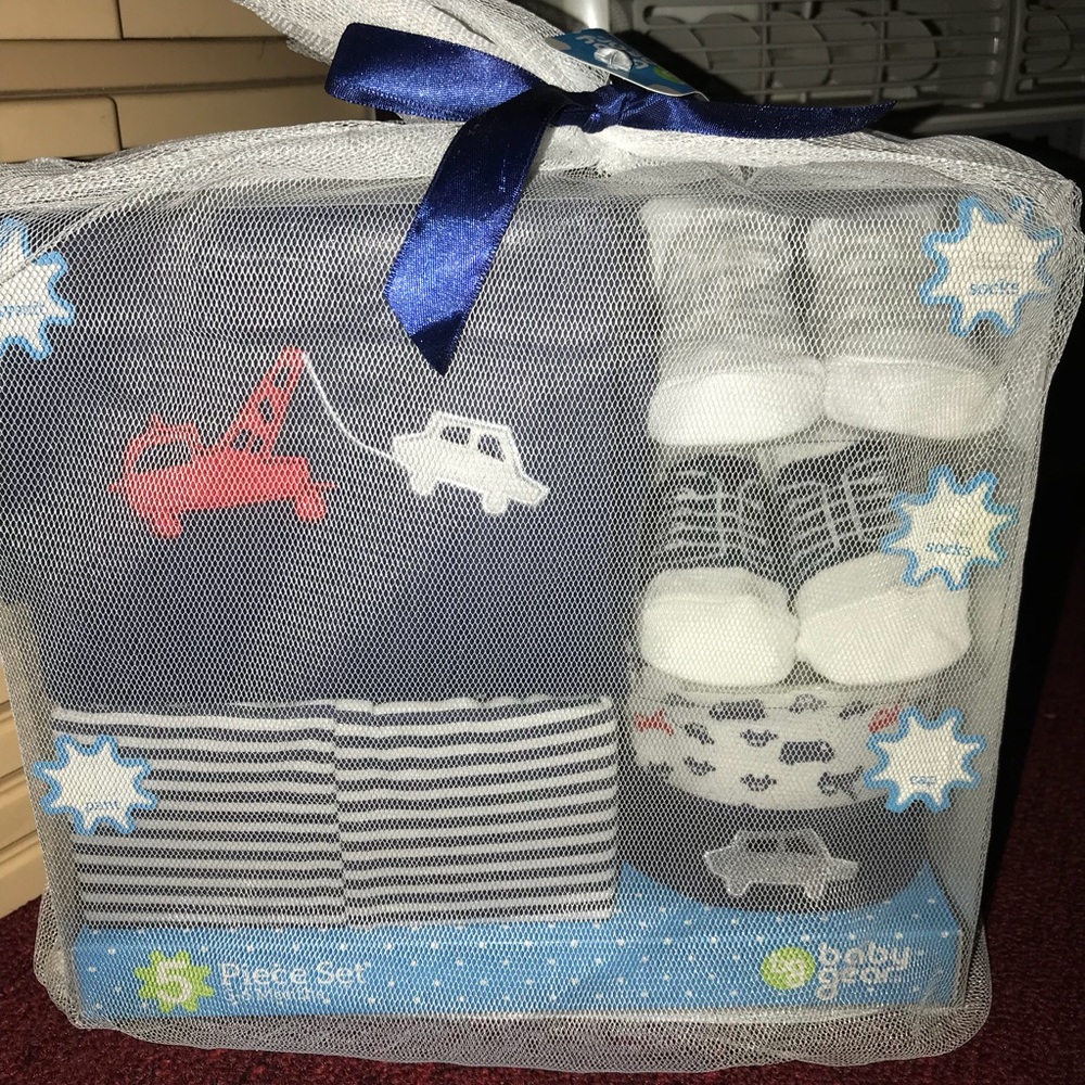 5 Piece Baby Outfit Set. Brand New. 0-6 Months